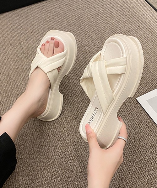 shopnikoniko(ショップニコニコ)の「クロスベルト プラットフォーム 厚底サンダル(サンダル・レディース・ブラック/ホワイト・36/35/39/40/37/38)」の17枚目の写真