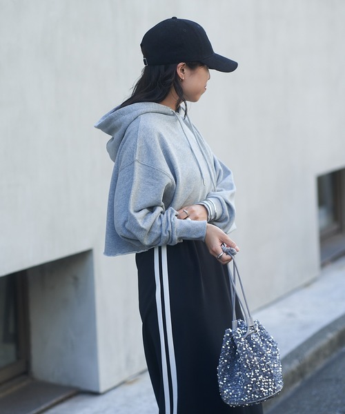 COLONY 2139（コロニートゥーワンスリーナイン）の「裏毛ショート丈フーディー（パーカー・レディース・グレー/オフホワイト/ブラック・FREE）」の4枚目の写真