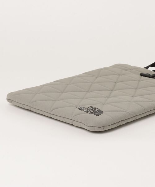 THE NORTH FACE(ザノースフェイス)の「THE NORTH FACE Geoface PC Sleeve 13 ジオフェイスピーシースリーブ13インチ(ビジネスバッグ・メンズ・ブラック/ベージュ・FREE)」の11枚目の写真