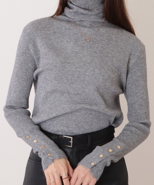 DAYRA(デイラ)の「ゴールドボタン付ベーシックタートルネックプルオーバー(ニット/セーター・レディース・グレー/ブラック/アイボリー/ベージュ・S/FREE)」の3枚目の写真
