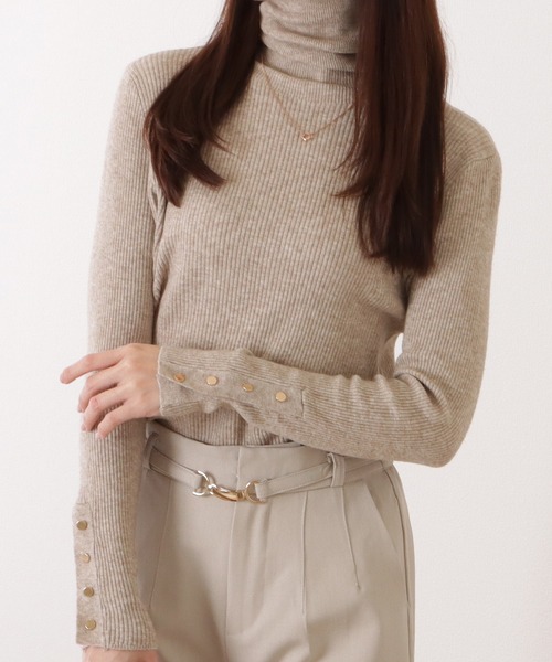 DAYRA(デイラ)の「ゴールドボタン付ベーシックタートルネックプルオーバー(ニット/セーター・レディース・グレー/ブラック/アイボリー/ベージュ・S/FREE)」の9枚目の写真