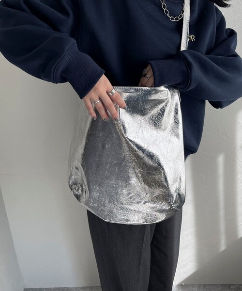 fredy emue(フレディエミュ)の「メタリック2wayホーボーバッグ(ショルダーバッグ・レディース・シルバー/ブロンズ・FREE)」の2枚目の写真