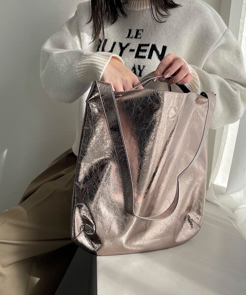 fredy emue(フレディエミュ)の「メタリック2wayホーボーバッグ(ショルダーバッグ・レディース・シルバー/ブロンズ・FREE)」の4枚目の写真