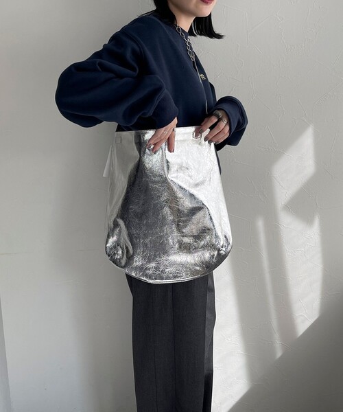 fredy emue(フレディエミュ)の「メタリック2wayホーボーバッグ(ショルダーバッグ・レディース・シルバー/ブロンズ・FREE)」の5枚目の写真