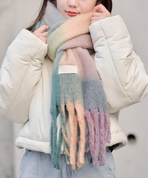 Chico（チコ）の「ブロックチェックカラーストール（マフラー・レディース・チャコールグレー/アイボリー/ピンク・FREE）」の3枚目の写真