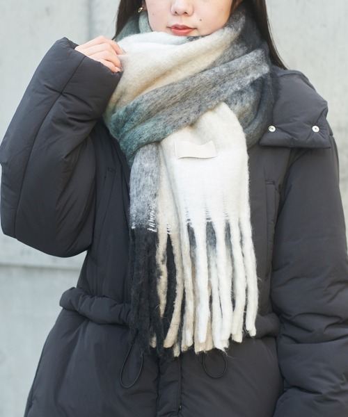 Chico（チコ）の「ブロックチェックカラーストール（マフラー・レディース・チャコールグレー/アイボリー/ピンク・FREE）」の2枚目の写真