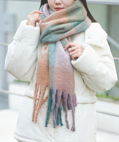 Chico（チコ）の「ブロックチェックカラーストール（マフラー・レディース・チャコールグレー/アイボリー/ピンク・FREE）」の11枚目の写真