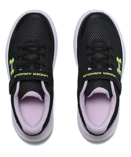 UNDER ARMOUR（アンダーアーマー）の「UAサージ4 AC（ランニング/KIDS）（スニーカー・キッズ・ブラック・20.0cm/21.5cm/22.0cm/18.0cm/21.0cm/17.0cm/19.0cm/20.5cm/19.5cm）」の3枚目の写真