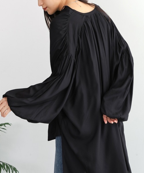 Bou Jeloud（ブージュルード）の「クールタッチレーヨンボリュームスリーブチュニック（チュニック・レディース・ベージュ/パープル/ブラック・38）」の15枚目の写真