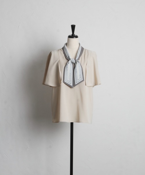 tocco closet(トッコ クローゼット)の「ベネシャンプリントスカーフボウタイブラウス(シャツ/ブラウス・レディース・ライトベージュ/オフホワイト・M)」の13枚目の写真