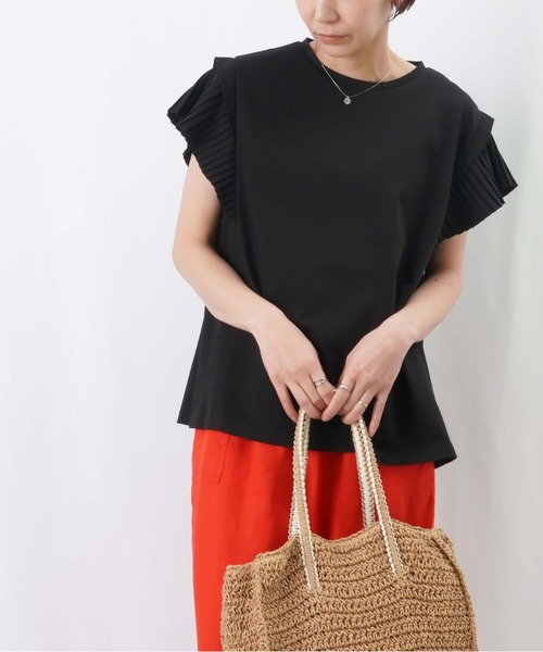 LUCA/LADY LUCK LUCA(ルカ/レディラックルカ)の「LC/LLL 袖プリーツトップス / プリーツデザインTシャツ(Tシャツ/カットソー・レディース・ブラック/ベージュ/ブルー/オフホワイト・FREE)」の2枚目の写真