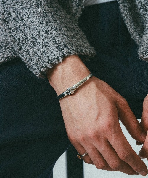 BILL WALL LEATHER(ビルウォールレザー)の「【EXCLUSIVE】Handshake Bangle(ブレスレット・メンズ・その他・X-SMALL/MEDIUM/SMALL/LARGE)」の4枚目の写真