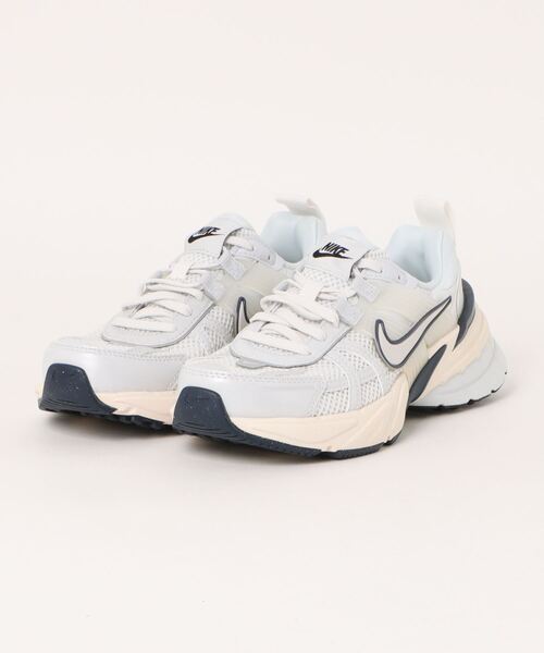 NIKE(ナイキ)の「W V2K RUN FD0736-004(スニーカー・レディース・グレー系その他・22.5cm/23.0cm/23.5cm/24.0cm/24.5cm/25.0cm/25.5cm/26.0cm/26.5cm/27.0cm/27.5cm/28.0cm/28.5cm/29.0cm/30.0cm)」の8枚目の写真