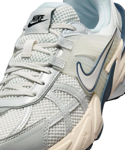 NIKE(ナイキ)の「W V2K RUN FD0736-004(スニーカー・レディース・グレー系その他・22.5cm/23.0cm/23.5cm/24.0cm/24.5cm/25.0cm/25.5cm/26.0cm/26.5cm/27.0cm/27.5cm/28.0cm/28.5cm/29.0cm/30.0cm)」の5枚目の写真