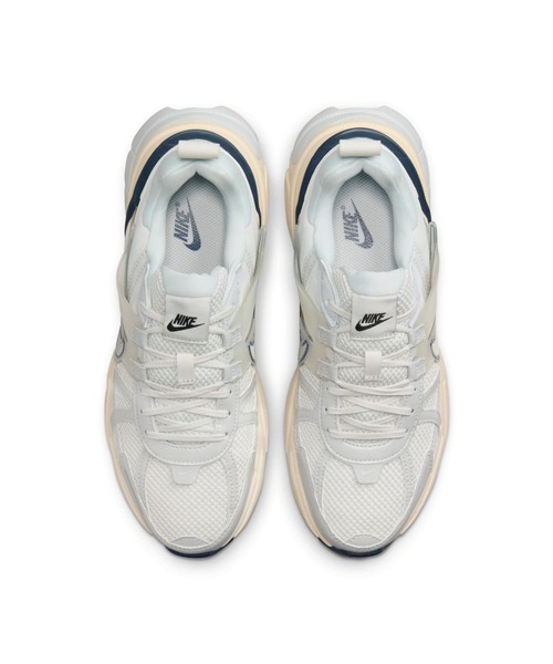 NIKE(ナイキ)の「W V2K RUN FD0736-004(スニーカー・レディース・グレー系その他・22.5cm/23.0cm/23.5cm/24.0cm/24.5cm/25.0cm/25.5cm/26.0cm/26.5cm/27.0cm/27.5cm/28.0cm/28.5cm/29.0cm/30.0cm)」の4枚目の写真
