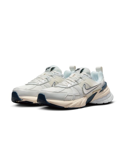 NIKE(ナイキ)の「W V2K RUN FD0736-004(スニーカー・レディース・グレー系その他・22.5cm/23.0cm/23.5cm/24.0cm/24.5cm/25.0cm/25.5cm/26.0cm/26.5cm/27.0cm/27.5cm/28.0cm/28.5cm/29.0cm/30.0cm)」の3枚目の写真