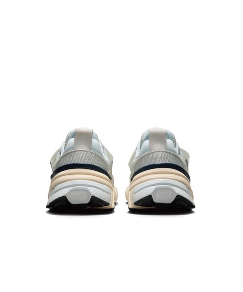 NIKE(ナイキ)の「W V2K RUN FD0736-004(スニーカー・レディース・グレー系その他・22.5cm/23.0cm/23.5cm/24.0cm/24.5cm/25.0cm/25.5cm/26.0cm/26.5cm/27.0cm/27.5cm/28.0cm/28.5cm/29.0cm/30.0cm)」の6枚目の写真