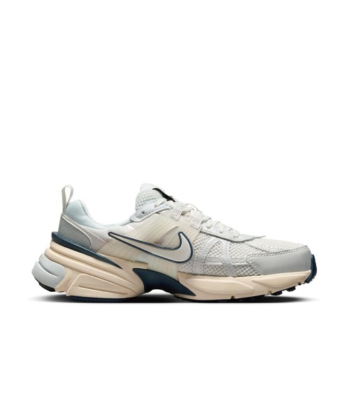 NIKE(ナイキ)の「W V2K RUN FD0736-004(スニーカー・レディース・グレー系その他・22.5cm/23.0cm/23.5cm/24.0cm/24.5cm/25.0cm/25.5cm/26.0cm/26.5cm/27.0cm/27.5cm/28.0cm/28.5cm/29.0cm/30.0cm)」の2枚目の写真