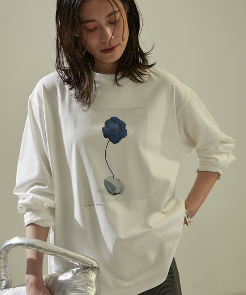 SALON adam et rope'（サロン アダム エ ロペ）の「【Yves Klein（イヴ・クライン）】ロングスリーブアートTシャツ（Tシャツ/カットソー・レディース・ホワイト/ホワイト系その他・FREE）」の2枚目の写真