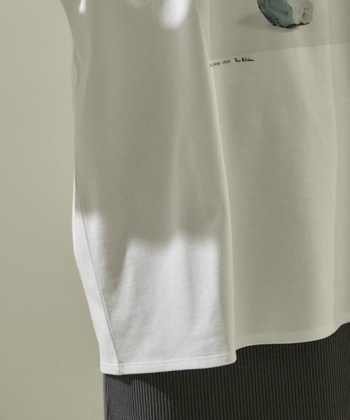 SALON adam et rope'（サロン アダム エ ロペ）の「【Yves Klein（イヴ・クライン）】ロングスリーブアートTシャツ（Tシャツ/カットソー・レディース・ホワイト/ホワイト系その他・FREE）」の3枚目の写真