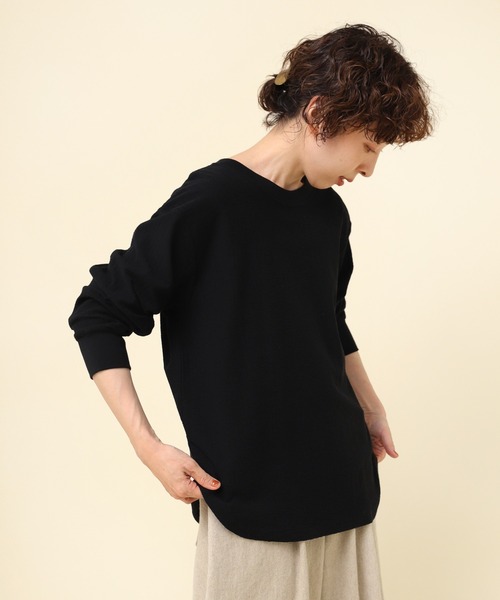 RNA-N(アールエヌエーエヌ)の「M2280 ジャガードインレイプルオーバー(Tシャツ/カットソー・レディース・ブラック/レッド/キナリ・MEDIUM)」の2枚目の写真