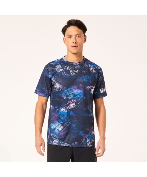 OAKLEY(オークリー)の「オークリー STRIKING QD SS GRAPHIC TEE 5.0 /Tシャツ/ TRAINING スポーツ・トレーニング/ OAKLEY(Tシャツ/カットソー・メンズ・ブラック系その他/ブルー系・S/M/L/XL)」の1枚目の写真