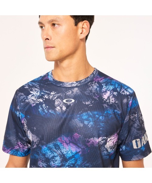OAKLEY(オークリー)の「オークリー STRIKING QD SS GRAPHIC TEE 5.0 /Tシャツ/ TRAINING スポーツ・トレーニング/ OAKLEY(Tシャツ/カットソー・メンズ・ブラック系その他/ブルー系・S/M/L/XL)」の7枚目の写真