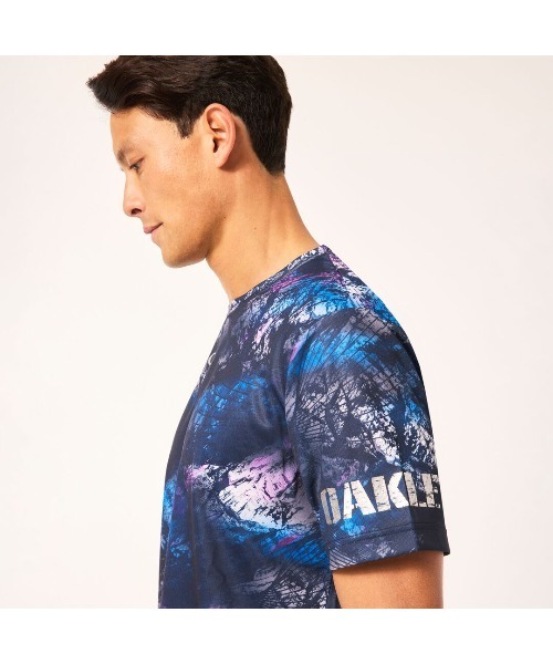 OAKLEY(オークリー)の「オークリー STRIKING QD SS GRAPHIC TEE 5.0 /Tシャツ/ TRAINING スポーツ・トレーニング/ OAKLEY(Tシャツ/カットソー・メンズ・ブラック系その他/ブルー系・S/M/L/XL)」の6枚目の写真