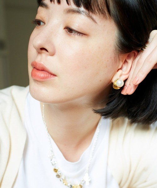 Nothing And Others(ナッシングアンドアザーズ)の「「Nothing And Others/ナッシングアンドアザーズ」Bigpearl Simple Pierce(ピアス(両耳用)・レディース・ゴールド・FREE)」の1枚目の写真