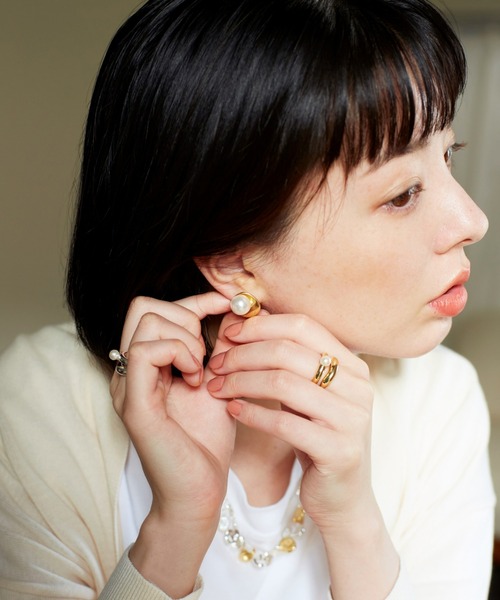 Nothing And Others(ナッシングアンドアザーズ)の「「Nothing And Others/ナッシングアンドアザーズ」Bigpearl Simple Pierce(ピアス(両耳用)・レディース・ゴールド・FREE)」の2枚目の写真