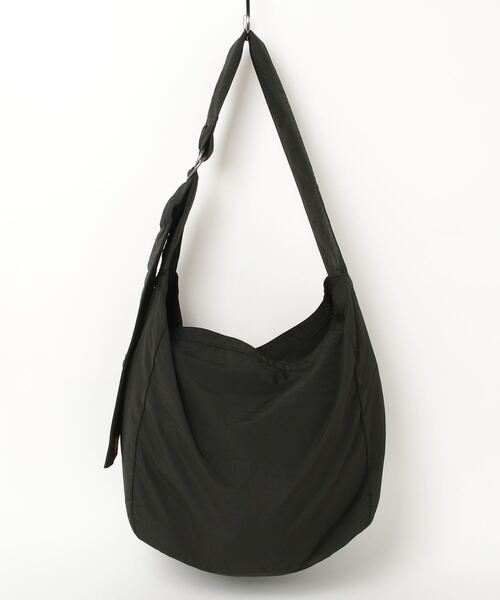 UNIVERSAL OVERALL(ユニバーサルオーバーオール)の「UNIVERSAL OVERALL / Wrinkle nylon news paper bag / UVO-194(ショルダーバッグ・レディース・チャコールグレー/ホワイト系その他/オリーブ/ブラック/グレー・ONESIZE)」の6枚目の写真