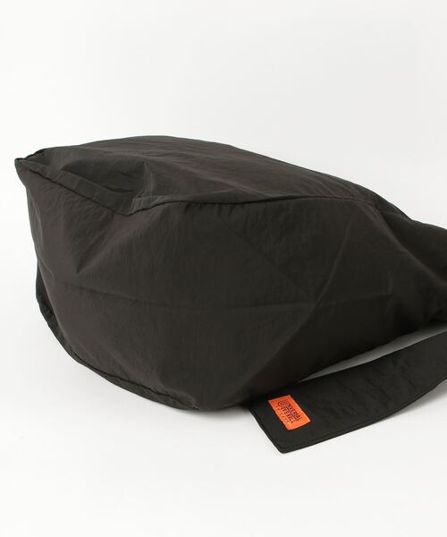 UNIVERSAL OVERALL(ユニバーサルオーバーオール)の「UNIVERSAL OVERALL / Wrinkle nylon news paper bag / UVO-194(ショルダーバッグ・レディース・チャコールグレー/ホワイト系その他/オリーブ/ブラック/グレー・ONESIZE)」の7枚目の写真