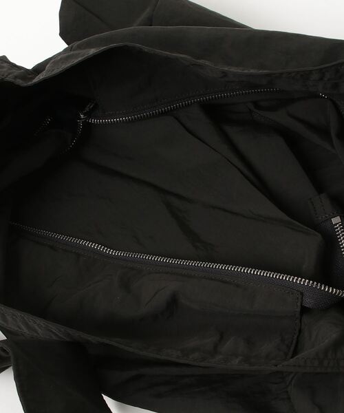 UNIVERSAL OVERALL(ユニバーサルオーバーオール)の「UNIVERSAL OVERALL / Wrinkle nylon news paper bag / UVO-194(ショルダーバッグ・レディース・チャコールグレー/ホワイト系その他/オリーブ/ブラック/グレー・ONESIZE)」の8枚目の写真