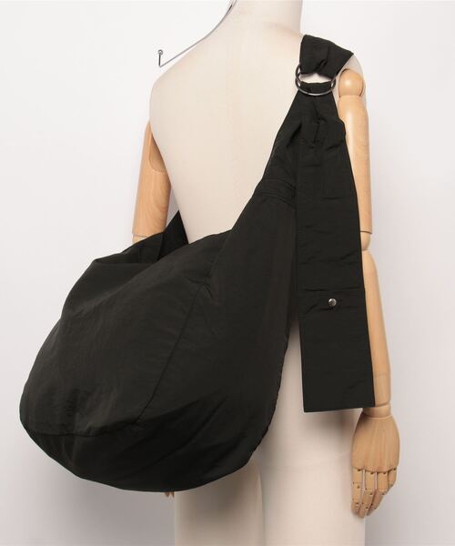 UNIVERSAL OVERALL(ユニバーサルオーバーオール)の「UNIVERSAL OVERALL / Wrinkle nylon news paper bag / UVO-194(ショルダーバッグ・レディース・チャコールグレー/ホワイト系その他/オリーブ/ブラック/グレー・ONESIZE)」の9枚目の写真