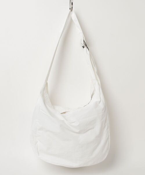 UNIVERSAL OVERALL(ユニバーサルオーバーオール)の「UNIVERSAL OVERALL / Wrinkle nylon news paper bag / UVO-194(ショルダーバッグ・レディース・チャコールグレー/ホワイト系その他/オリーブ/ブラック/グレー・ONESIZE)」の11枚目の写真