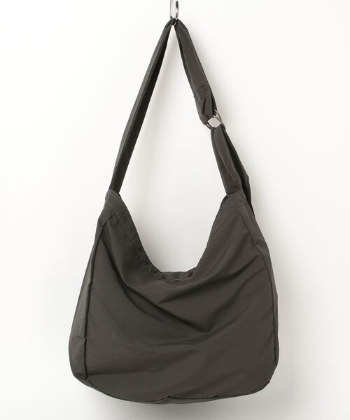 UNIVERSAL OVERALL(ユニバーサルオーバーオール)の「UNIVERSAL OVERALL / Wrinkle nylon news paper bag / UVO-194(ショルダーバッグ・レディース・チャコールグレー/ホワイト系その他/オリーブ/ブラック/グレー・ONESIZE)」の12枚目の写真