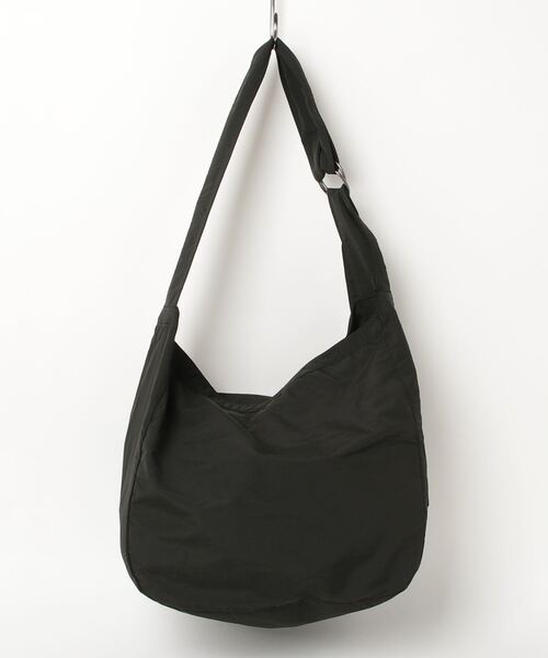 UNIVERSAL OVERALL(ユニバーサルオーバーオール)の「UNIVERSAL OVERALL / Wrinkle nylon news paper bag / UVO-194(ショルダーバッグ・レディース・チャコールグレー/ホワイト系その他/オリーブ/ブラック/グレー・ONESIZE)」の13枚目の写真