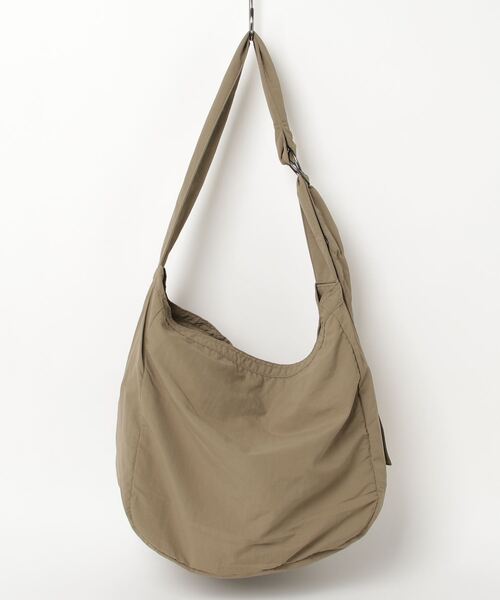 UNIVERSAL OVERALL(ユニバーサルオーバーオール)の「UNIVERSAL OVERALL / Wrinkle nylon news paper bag / UVO-194(ショルダーバッグ・レディース・チャコールグレー/ホワイト系その他/オリーブ/ブラック/グレー・ONESIZE)」の14枚目の写真