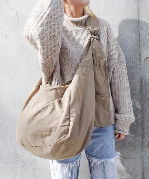 UNIVERSAL OVERALL(ユニバーサルオーバーオール)の「UNIVERSAL OVERALL / Wrinkle nylon news paper bag / UVO-194(ショルダーバッグ・レディース・チャコールグレー/ホワイト系その他/オリーブ/ブラック/グレー・ONESIZE)」の16枚目の写真