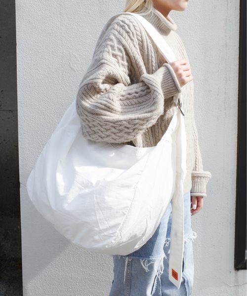 UNIVERSAL OVERALL(ユニバーサルオーバーオール)の「UNIVERSAL OVERALL / Wrinkle nylon news paper bag / UVO-194(ショルダーバッグ・レディース・チャコールグレー/ホワイト系その他/オリーブ/ブラック/グレー・ONESIZE)」の20枚目の写真