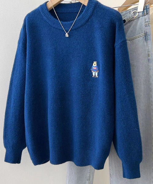 2ly2(トゥーリートゥー)の「クマ刺繍ラウンドネックソフトもちもちセーター(ニット/セーター・レディース・ピンク/ブラウン/ネイビー/ホワイト/パープル/ブラック・FREE)」の4枚目の写真