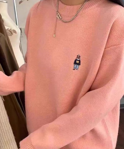 2ly2(トゥーリートゥー)の「クマ刺繍ラウンドネックソフトもちもちセーター(ニット/セーター・レディース・ピンク/ブラウン/ネイビー/ホワイト/パープル/ブラック・FREE)」の6枚目の写真