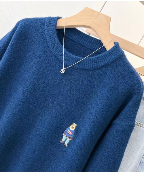 2ly2(トゥーリートゥー)の「クマ刺繍ラウンドネックソフトもちもちセーター(ニット/セーター・レディース・ピンク/ブラウン/ネイビー/ホワイト/パープル/ブラック・FREE)」の9枚目の写真