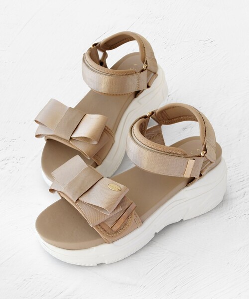 TOCCA(トッカ)の「RIBBON KNOT SPORTS SANDALS サンダル(サンダル・レディース・ベージュ系/ブラック系・LARGE/MEDIUM/SMALL)」の1枚目の写真