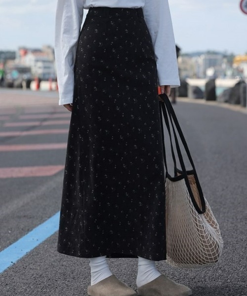 gossip!ロサンゼルス(ゴシップロサンゼルス)の「ヴィンテージ風 フラワープリントスカート ハイウエストAライン カジュアル&デイリー シンプル(スカート・レディース・ブラック・S/M/L)」の2枚目の写真
