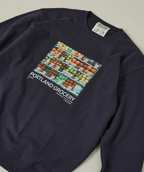ABAHOUSE（アバハウス）の「【PORTLAND-GROCERY】グラフィックプリント クルーネックスウェット / LE TRIO ABAHOUSE /ユニセックス（スウェット・メンズ・グレー/ネイビー/ホワイト・46/48）」の3枚目の写真