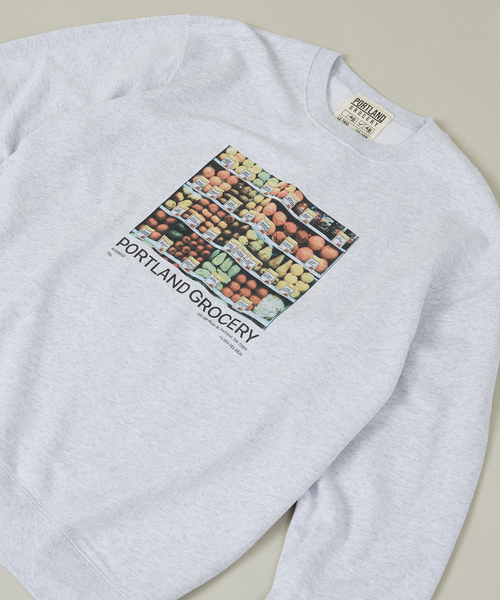 ABAHOUSE（アバハウス）の「【PORTLAND-GROCERY】グラフィックプリント クルーネックスウェット / LE TRIO ABAHOUSE /ユニセックス（スウェット・メンズ・グレー/ネイビー/ホワイト・46/48）」の2枚目の写真