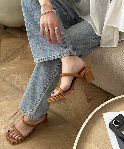 DISCOAT(ディスコート)の「パフィーラインサンダル(サンダル・レディース・ブラック/シルバー/キャメル・LARGE/MEDIUM)」の1枚目の写真