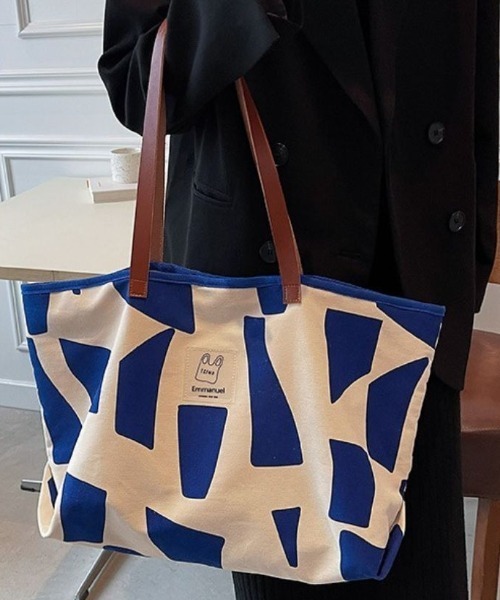 maison de LATIR(メゾンドラティール)の「大胆グラフィックが目を惹く、映えトートバッグ! 【アート感あるデザインでコーデの主役に】トートバッグ(トートバッグ・レディース・ブラック/ブルー/グリーン・ONESIZE)」の9枚目の写真