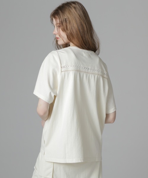 AVIREX(アヴィレックス)の「《直営店限定》LACE DETAILS EMBROIDERY T-SHIRT/レースディテール刺繍Tシャツ(Tシャツ/カットソー・レディース・チャコールグレー/オフホワイト/ブラウン・F)」の2枚目の写真